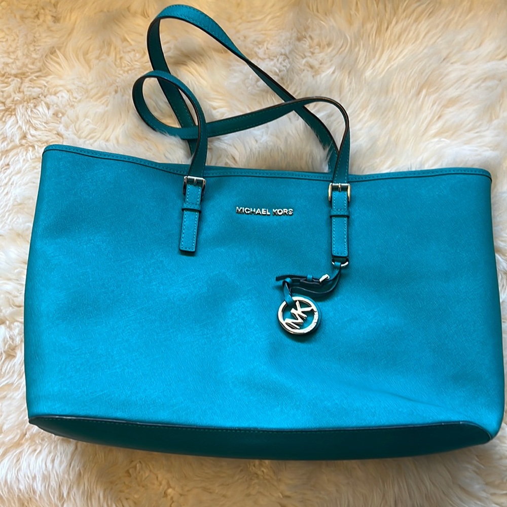 Michael Kors saffiano jet set laptop tote excellent!